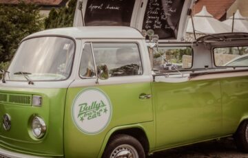 Unsere mobile Cocktail Bar, liebevoll auch Getränke Bully genannt, folgt dir wohin auch immer du möchtest. So hast du deine Lieblingsgetränke an jedem Ort in Österreich. Gerne gesehen ist unsere Bully Bar bei Firmenevents, aber auch bei privaten Feiern. Wir bringen alles mit und du brauchst dich um nichts zu kümmern. Lediglich einen Stromanschluss brauchen wir.